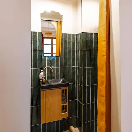 Modern Place In Sacre-coeur Daire