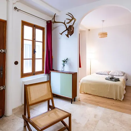 Modern Place In Sacre-coeur Daire Paris